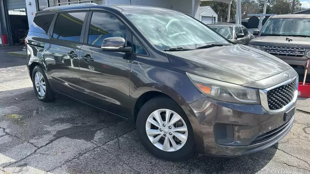 2016 Kia Sedona LX's photo